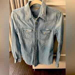 MOTHER Denim Women’s Denim snap long sleeved shirt (Size Small)